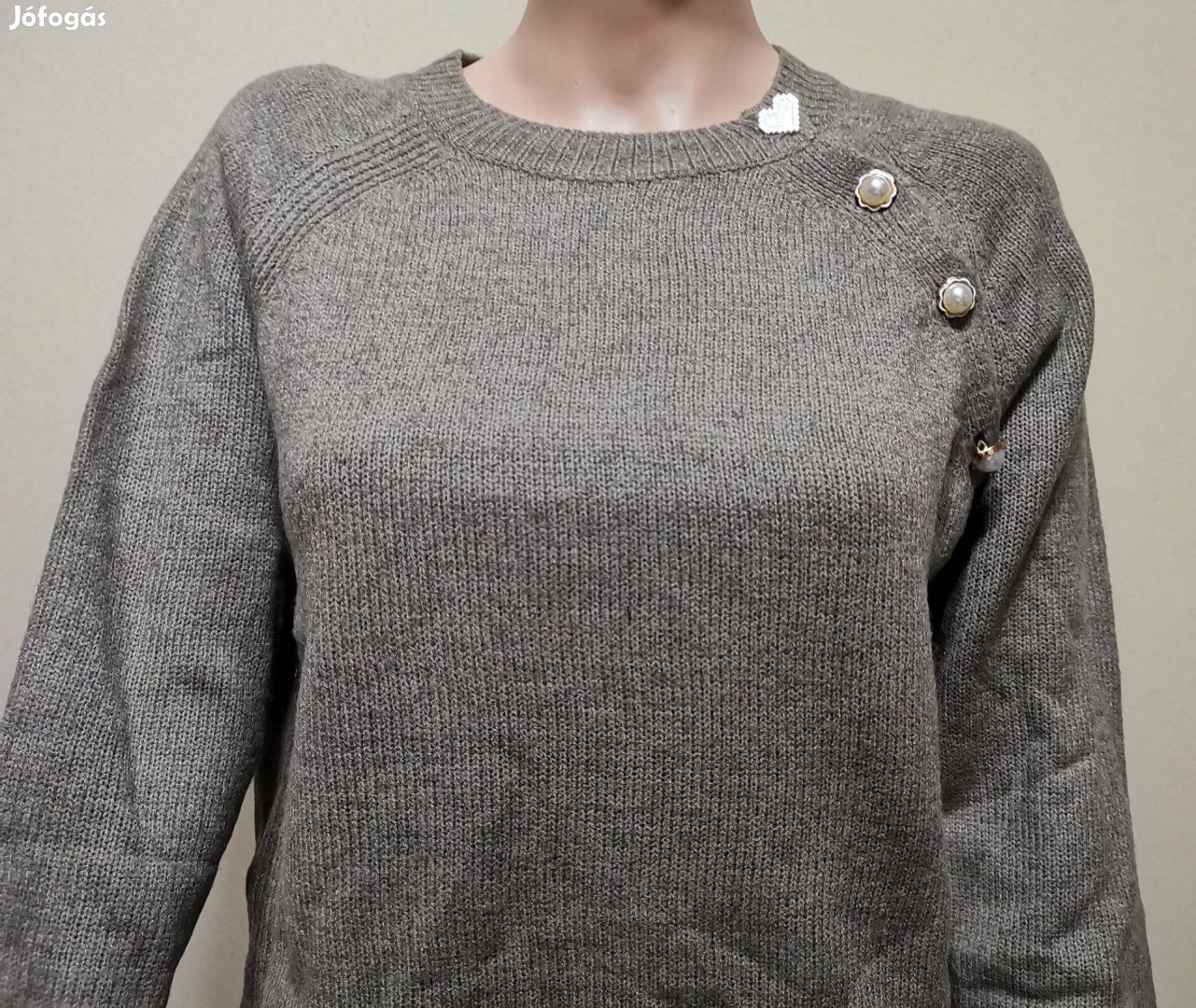 Barna kötött pulóver elegáns gyöngygombokkal Új, S méret