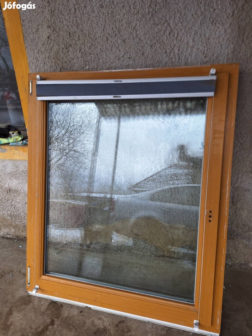 Barna műanyag ablakok.