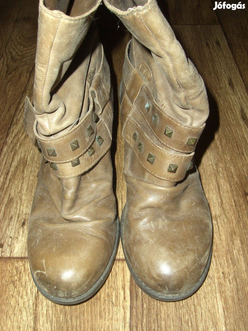 Barna szegecses csatos bőr bokacsizma - 39