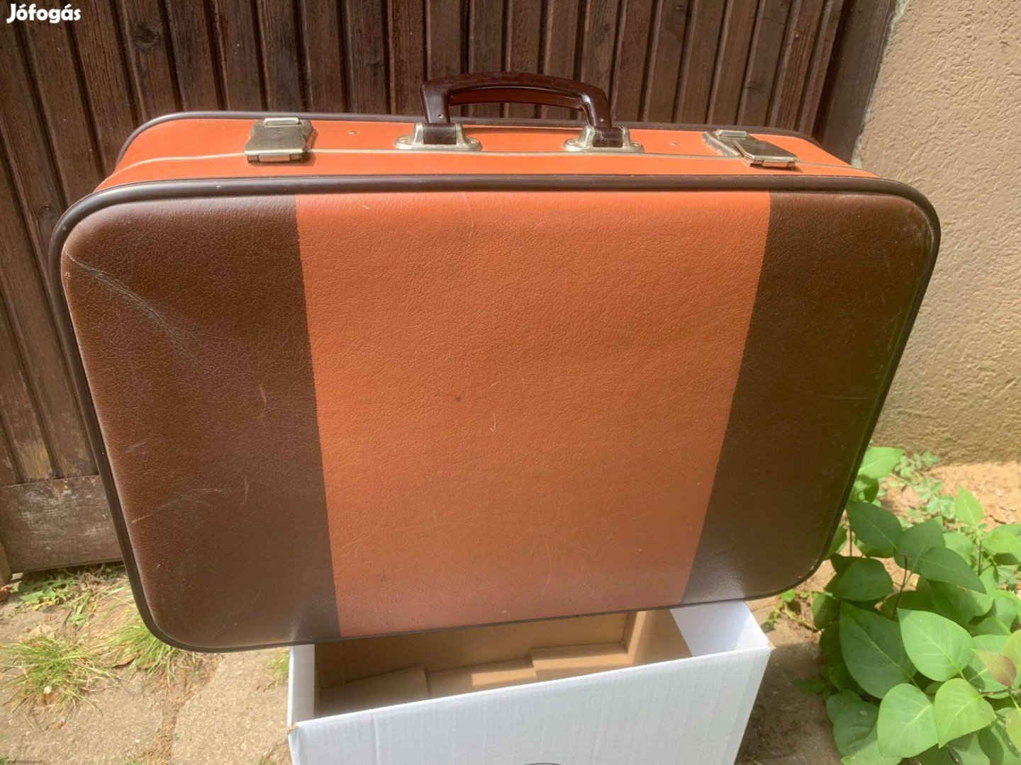 Barna színű retró bőrönd koffer