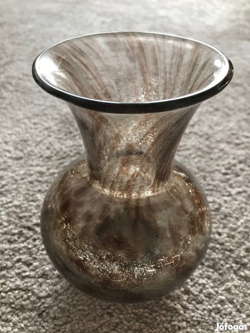 Barna színű újszerű kis méretű váza