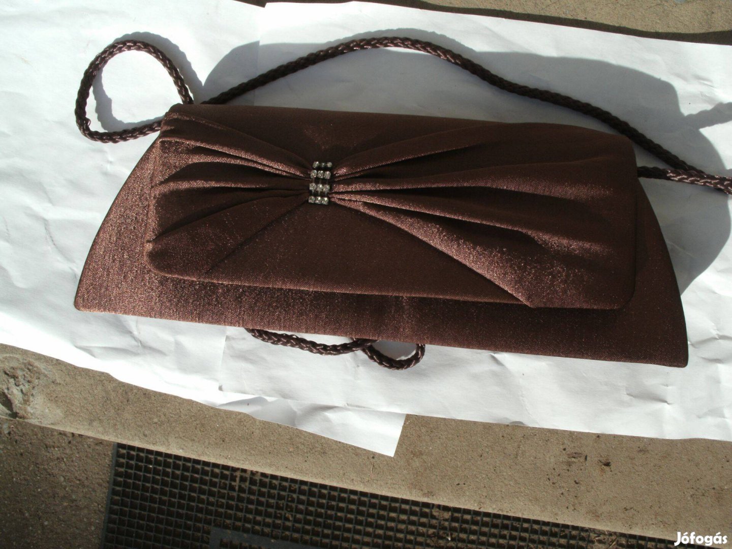 Barna táska 26 x 12 cm vállra akasztós