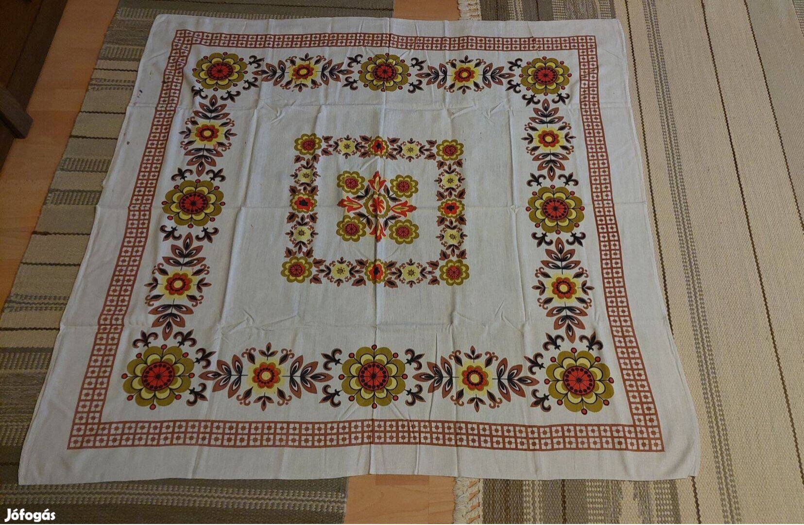 Barna virágmintás abrosz kisebb hibával, 1,20 x 1,16