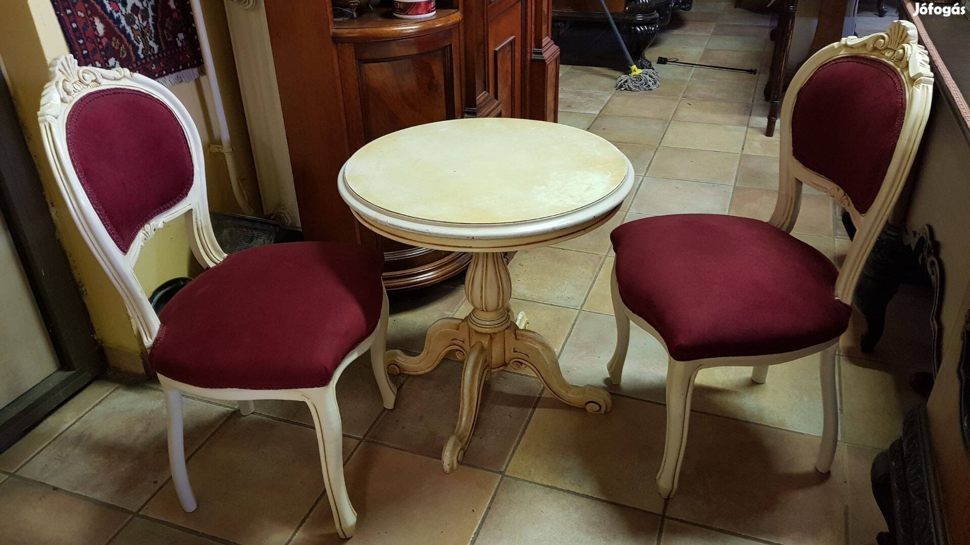 Barokk kis asztalka két székkel