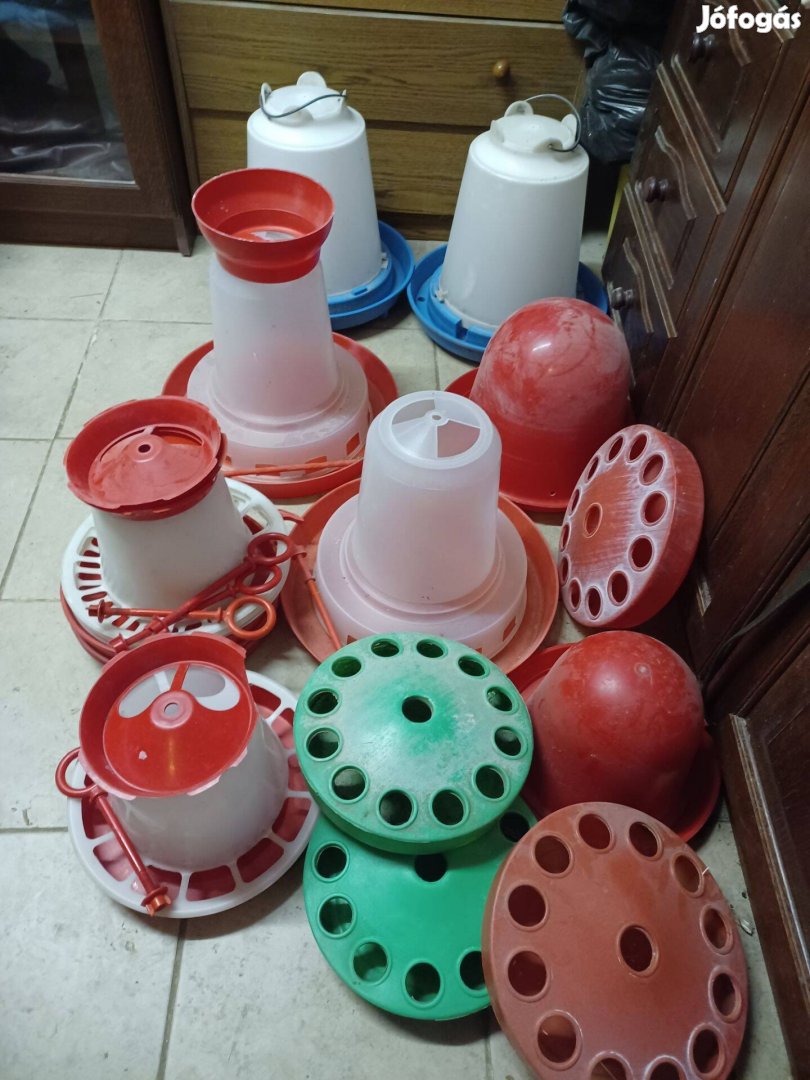 Baromfi etetők és itatók 14 db, használt