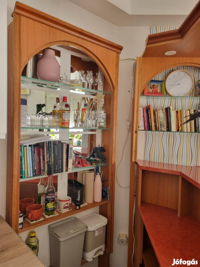 Bárpult üveges polcokkal, világítással