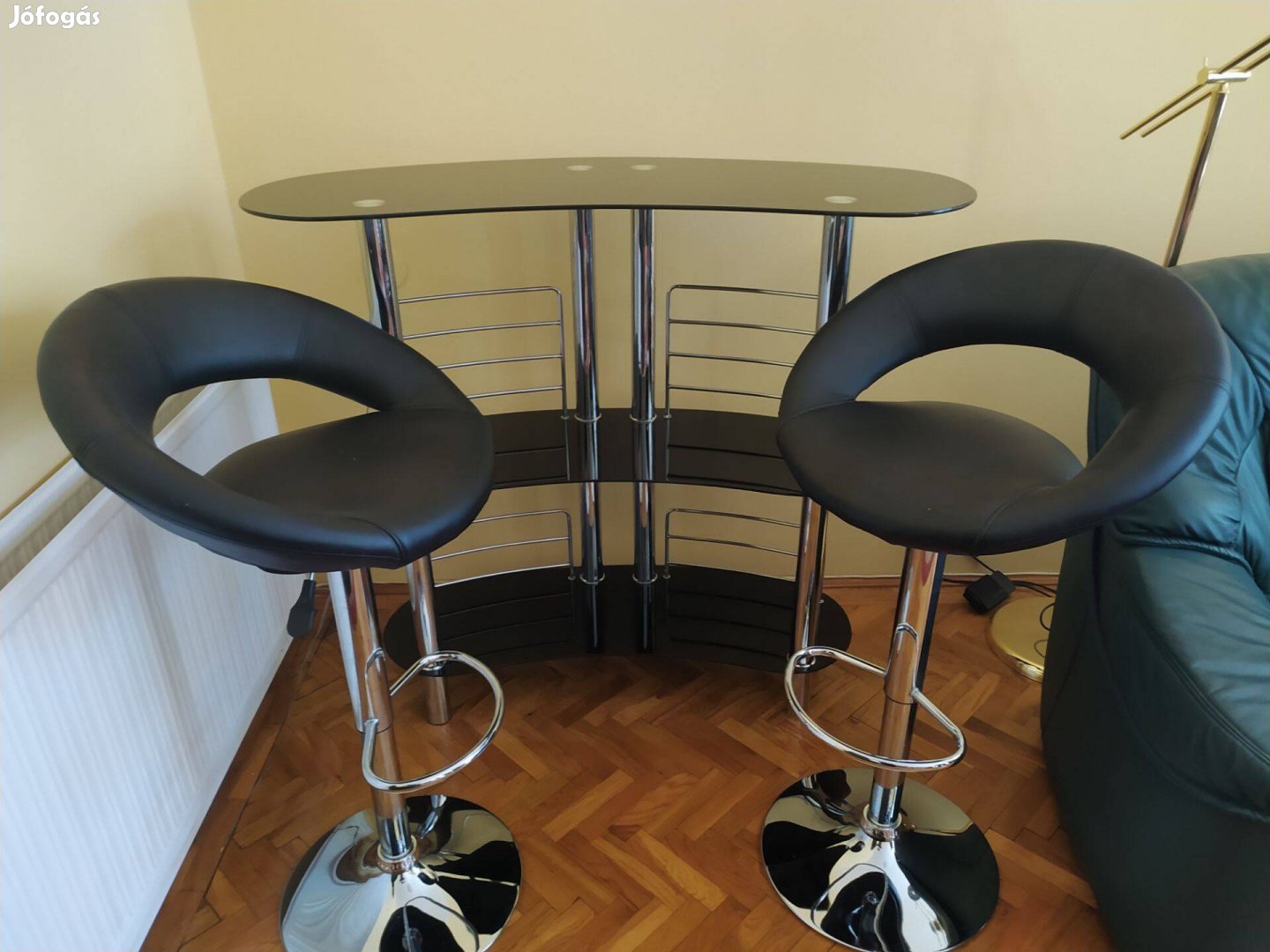 Bárszékek asztallal