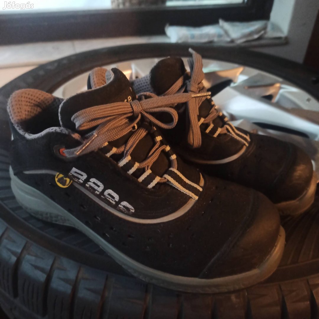 Base munkavédelmi cipő 37