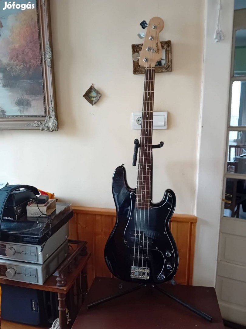 Basszusgitár Fender Squier 4 húros fekete vigyázott áll.Eladó