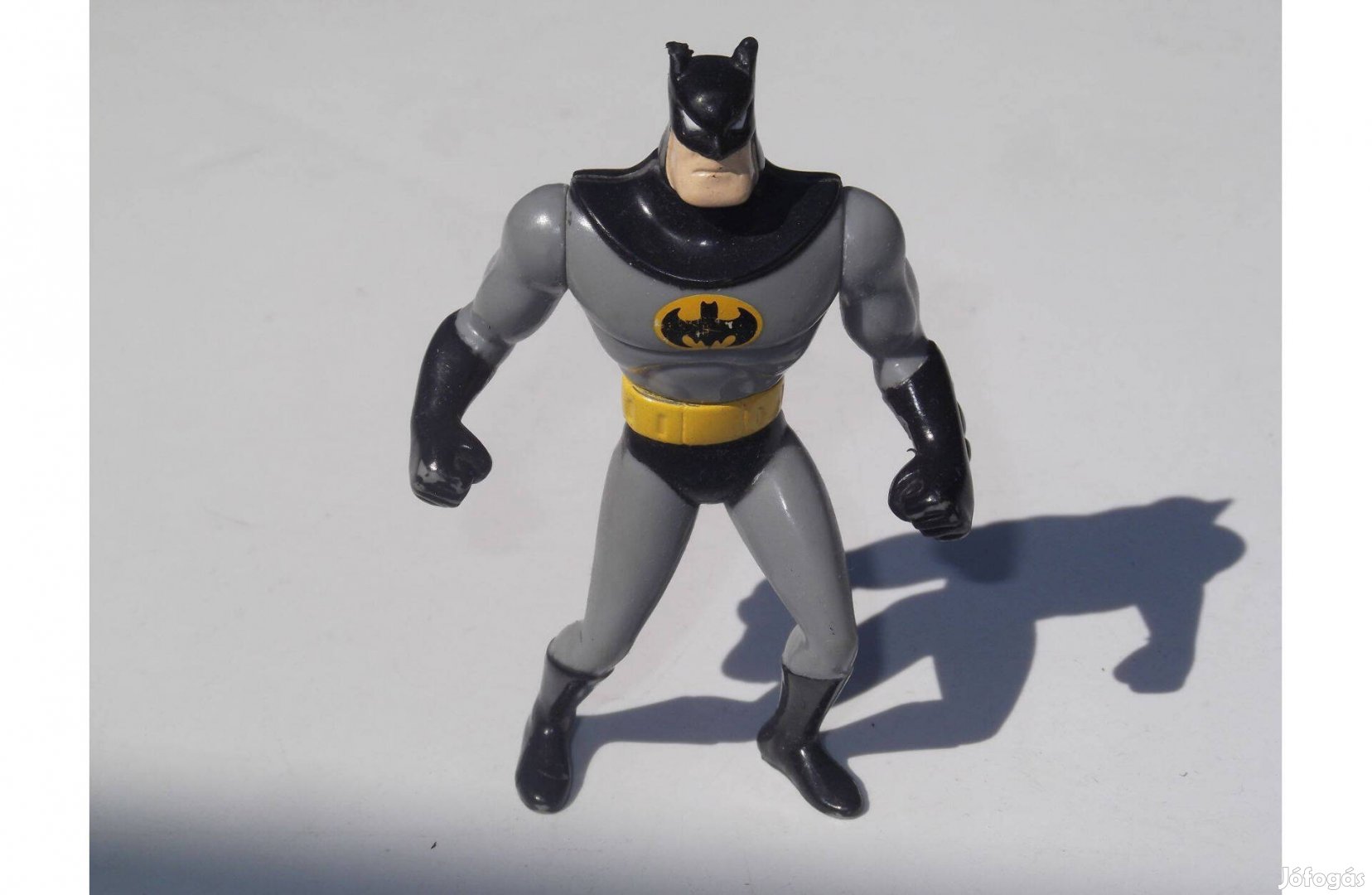 Batman - szürke-fekete-sárga ruhában - 9,5 cm magas - jó állapotú