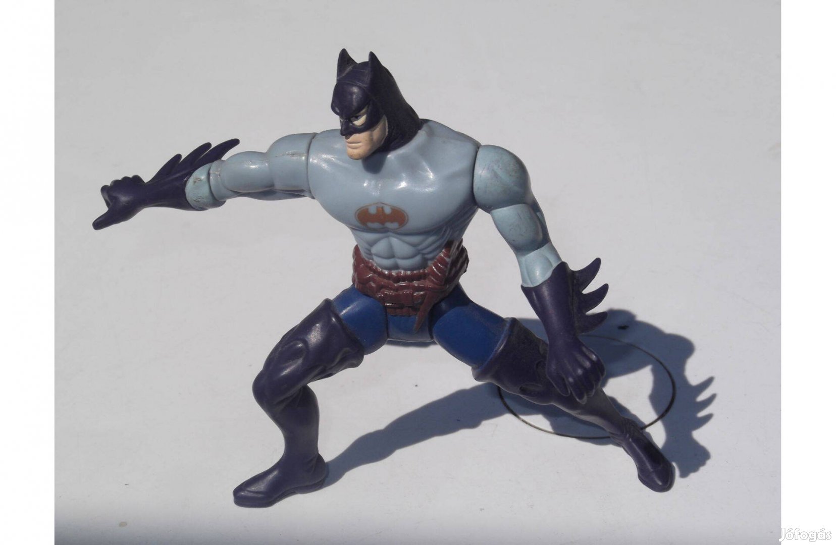 Batman figura - szürke-kék ruhában, mozgatható karral, lábbal