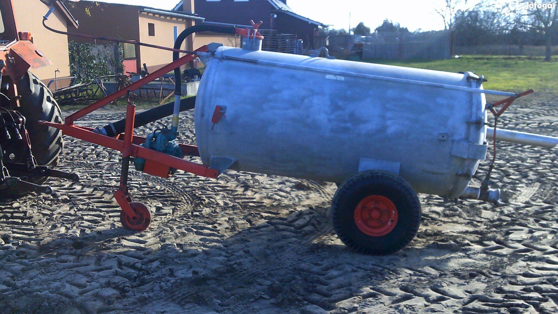 Bauer 2200 literes kis szippantó kis traktorhoz is