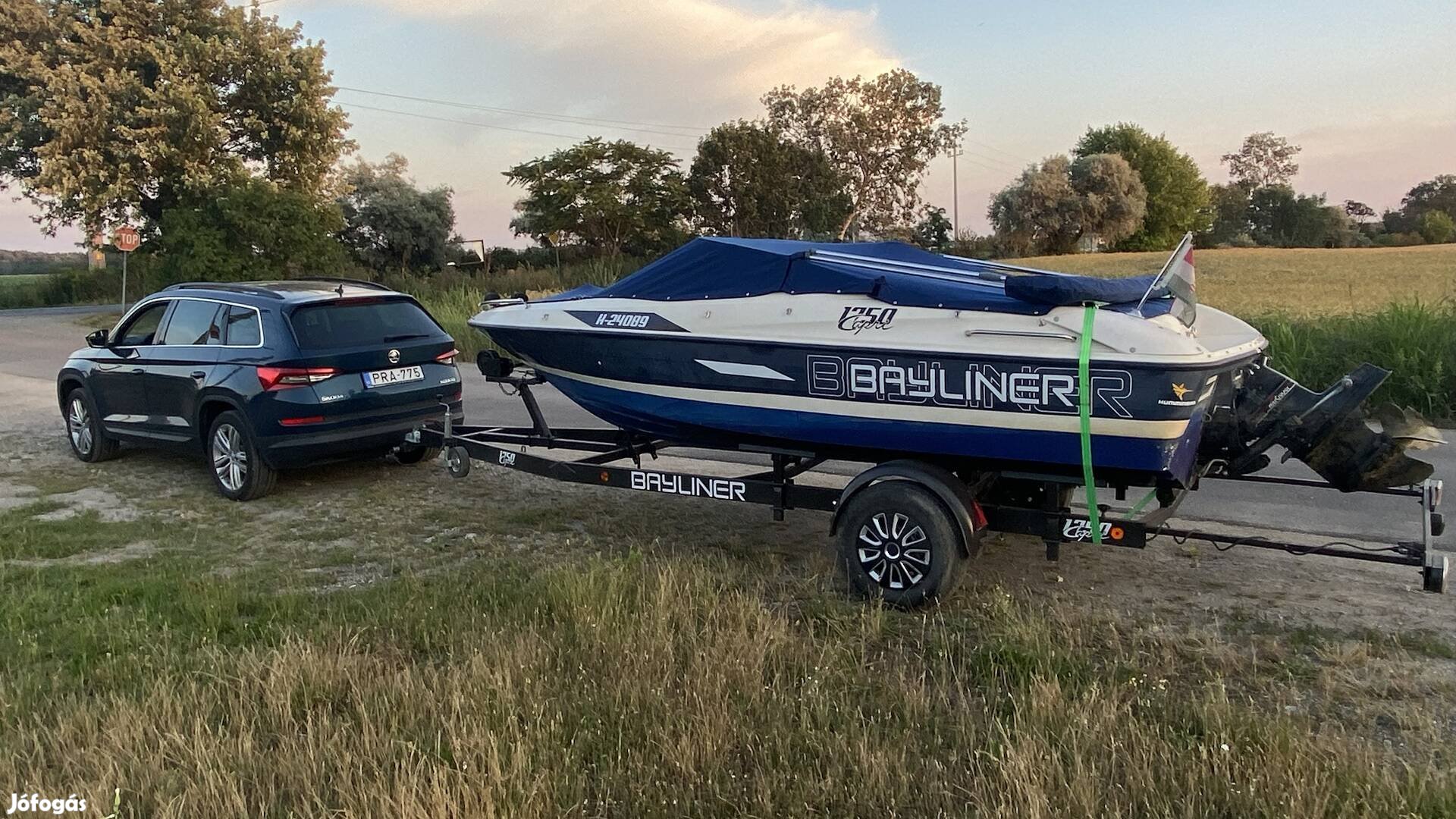 Bayliner Capri hajó (orrkiülős siklóhajó, motorcsónak)