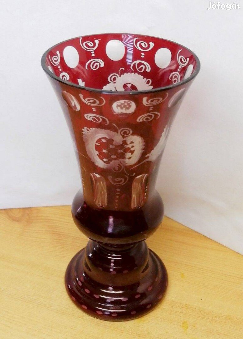 Bécsi barokk díszítésű borvörös váza. Bohemia Egermann XX. század elej