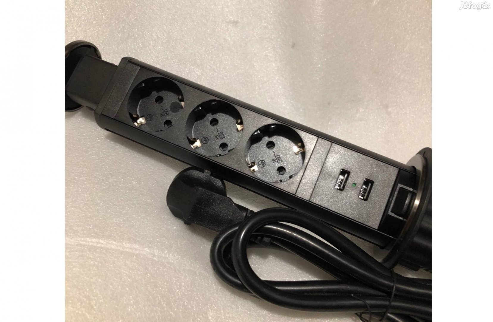 Beépíthető aljzat 3-as rejtett elosztó süllyeszthető konnektor + 2 USB