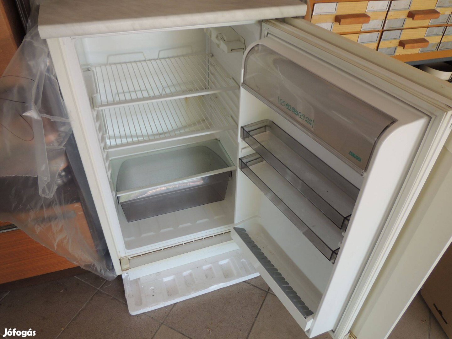 Beépíthető hűtőszekrény a külső szekrénnyel együtt