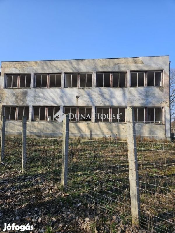 Befektetői lehetőség Ebesen nagy telek, meglévő épület,