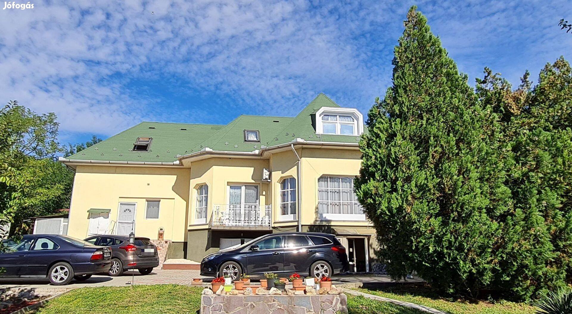 Befektetők, összeköltözők! Kiadásra alkalmas panorámás villa Hatvanban
