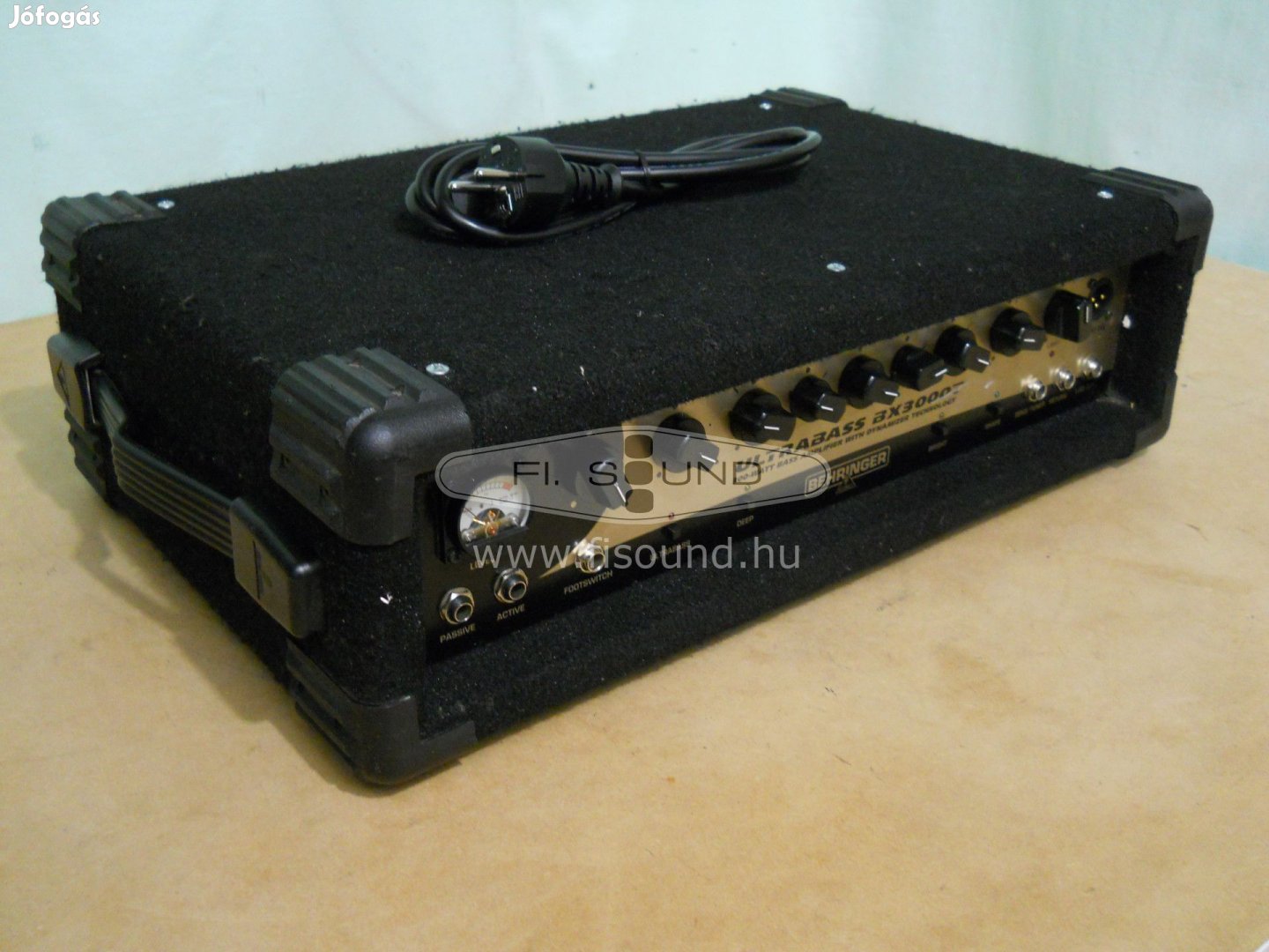 Behringer BX3000T ,300W,4-16ohm, keverő erősítő rack kofferben