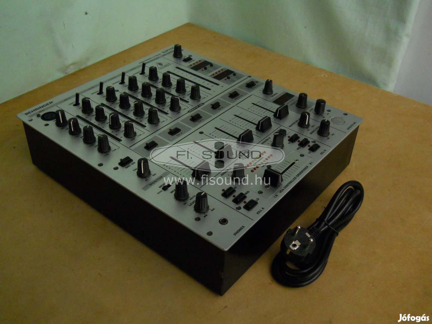 Behringer Djx700 ,(2.) 4 sávos DJ keverő ,efektes,sávonkénti equalizer