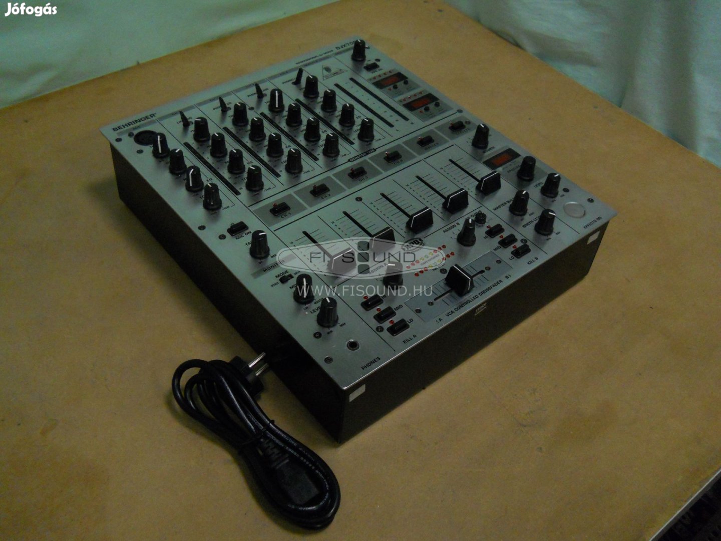 Behringer Djx700 ,(3.) 4 sávos DJ keverő ,efektes,sávonkénti equalizer