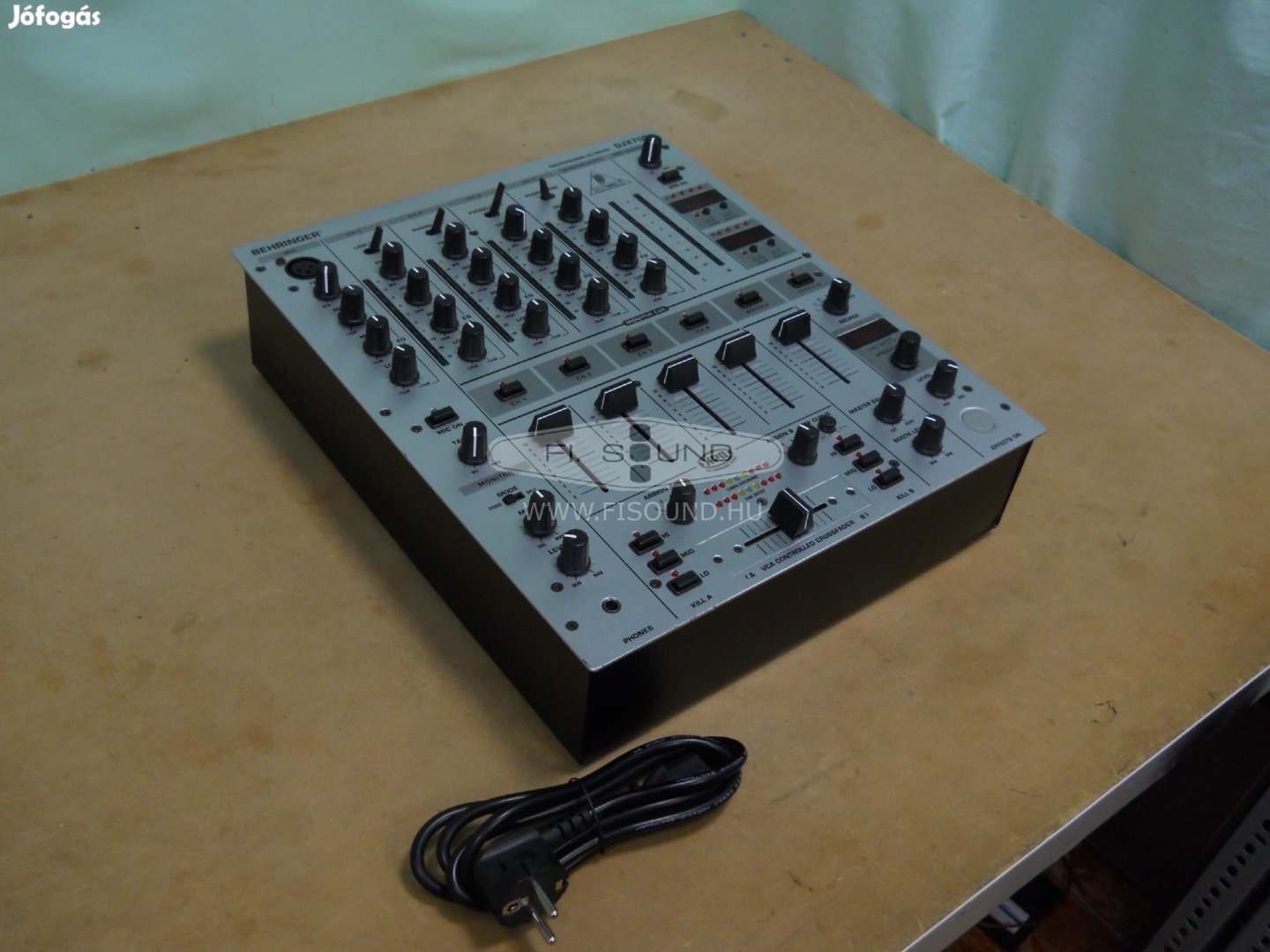 Behringer Djx700 ,(4.) 4 sávos DJ keverő ,efektes,sávonkénti equalizer
