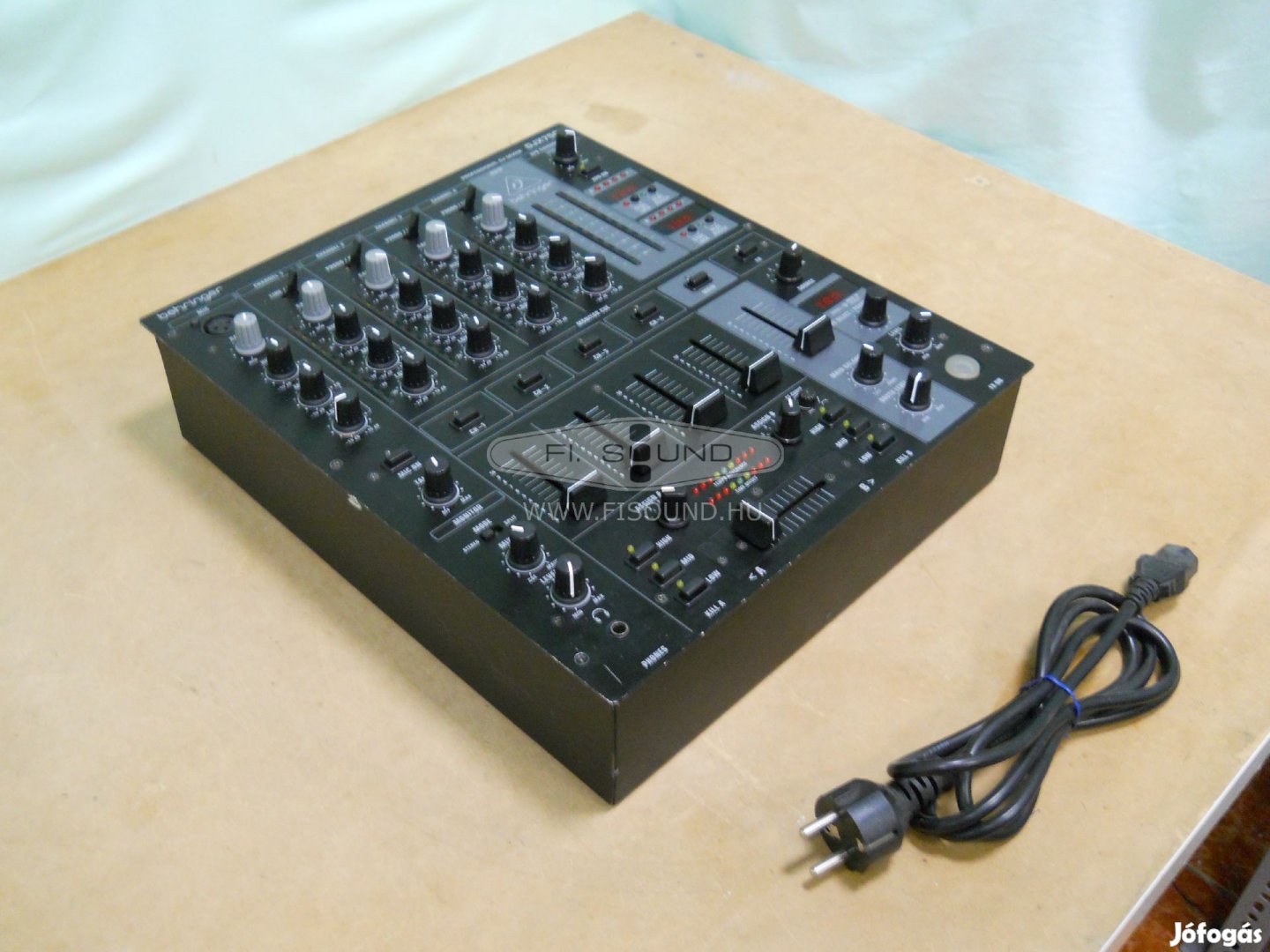 Behringer Djx750 , 4 sávos DJ keverő ,efektes,sávonkénti equalizer