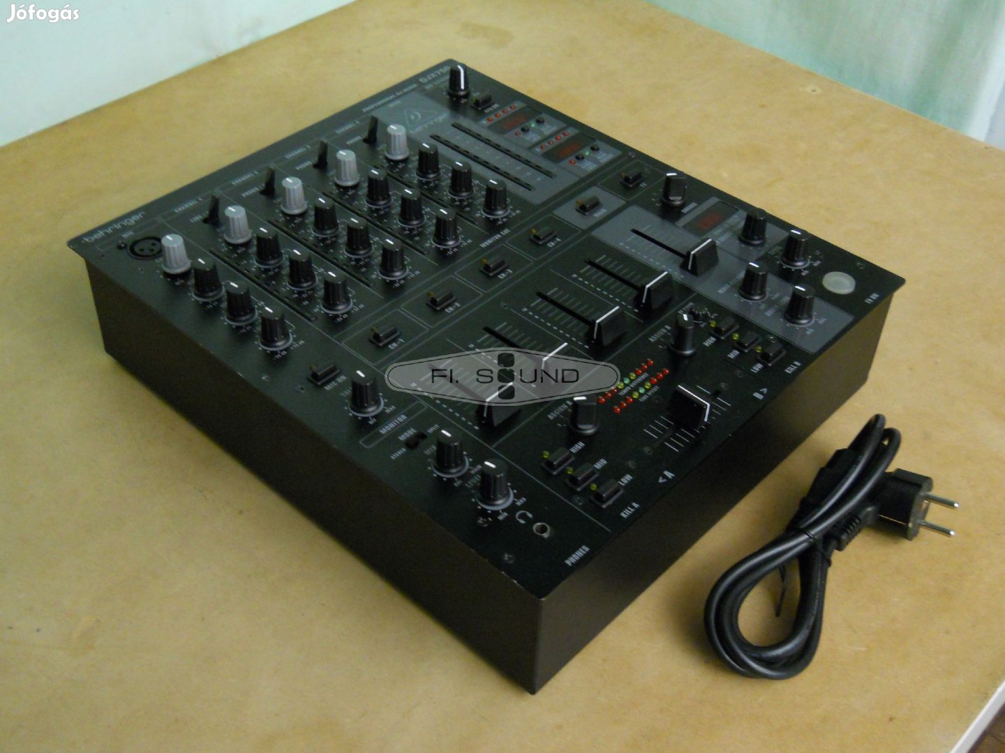 Behringer Djx750 , 4 sávos DJ keverő ,efektes,sávonkénti equalizer