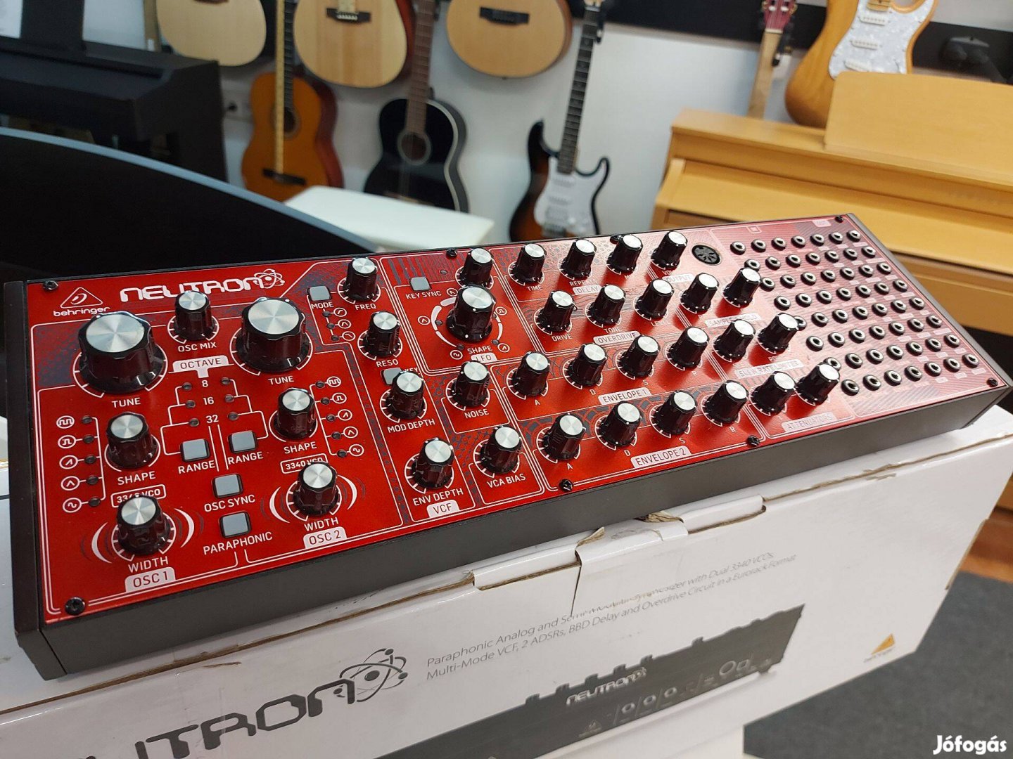 Behringer Neutron parafónikus félmoduláris analóg szintetizátor