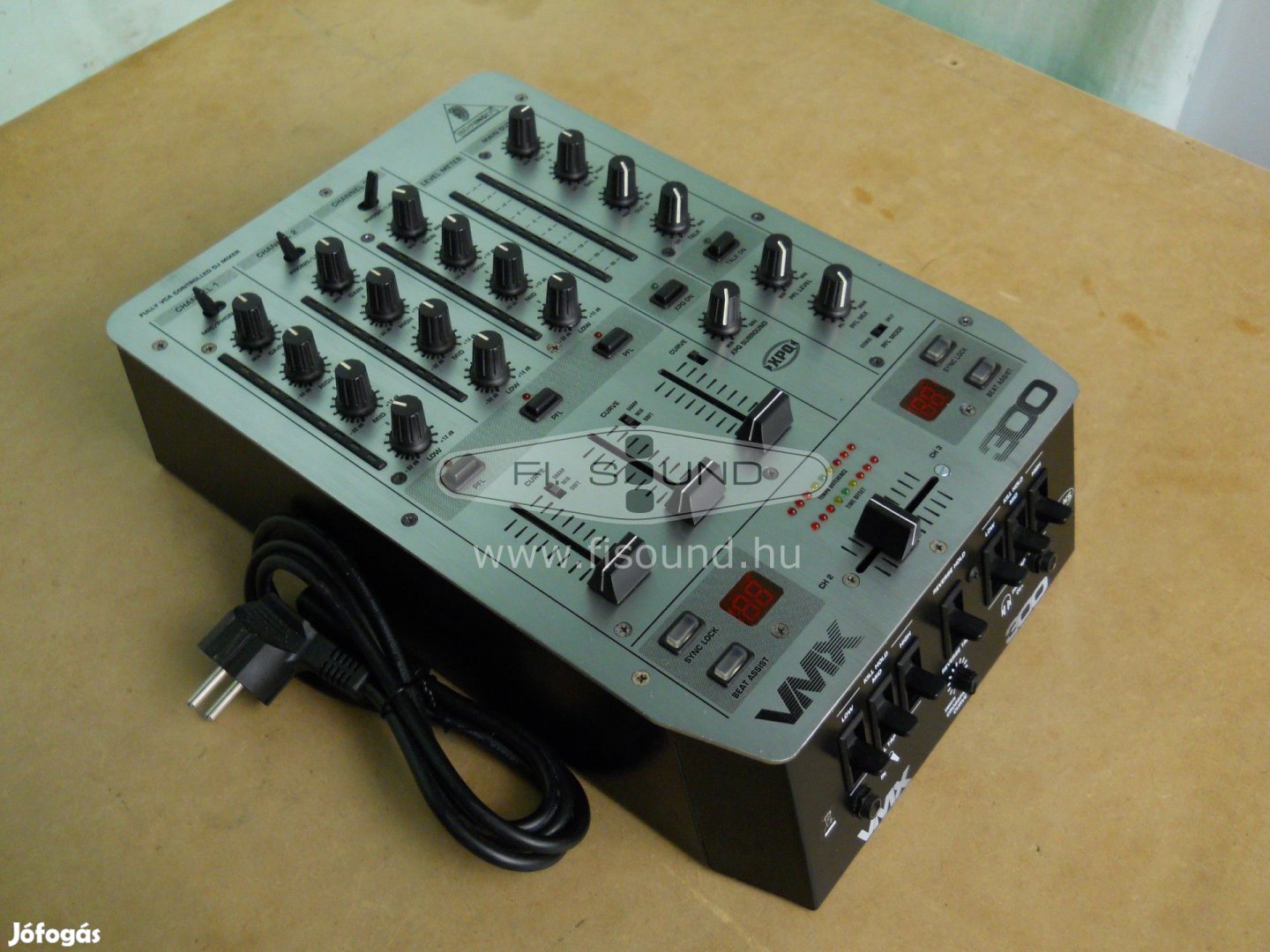 Behringer VMX300 , 3 sávos 9 csatornás keverő ,BPM-s,sávonkénti