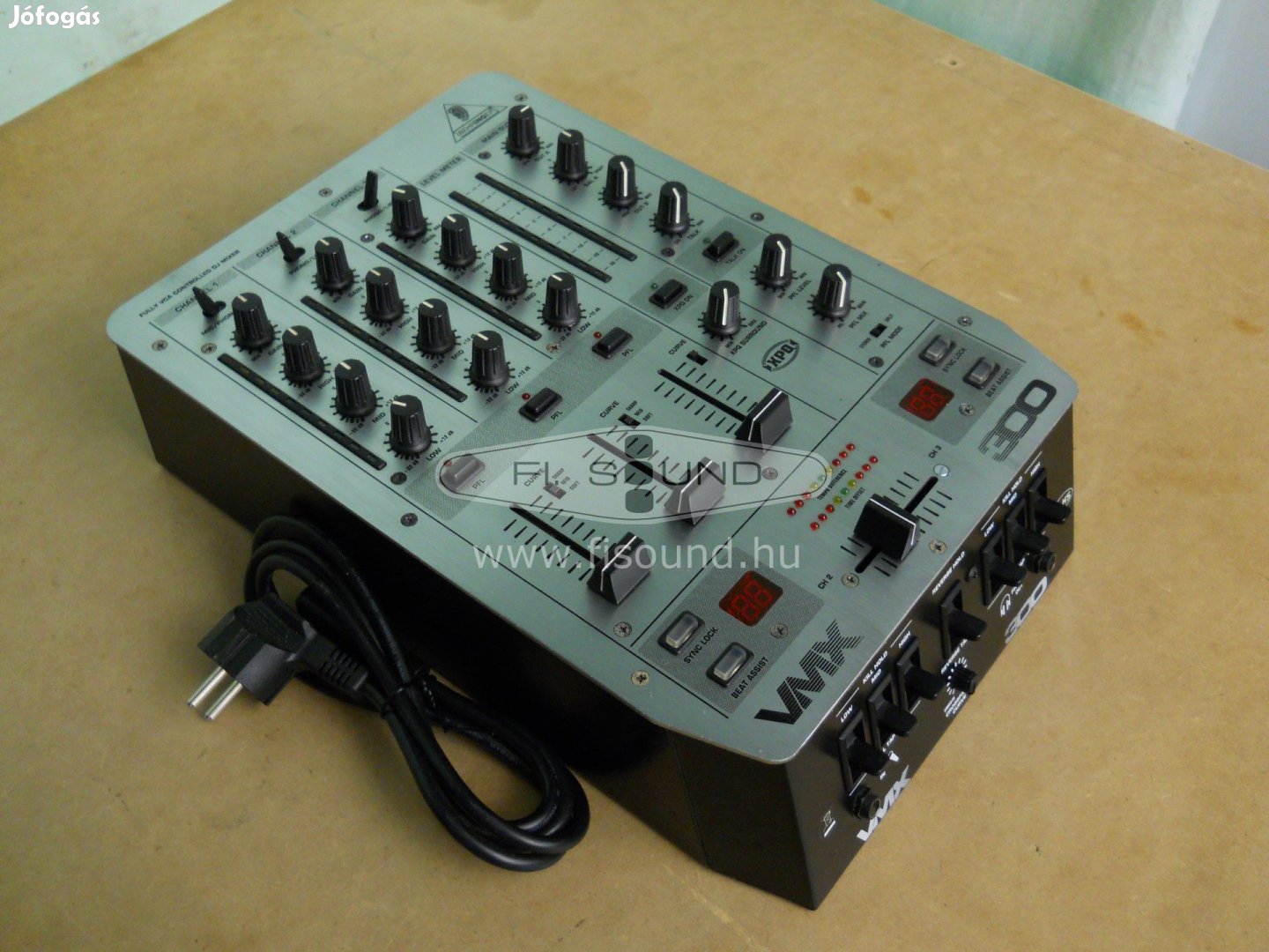 Behringer VMX300 , 3 sávos 9 csatornás keverő ,BPM-s,sávonkénti