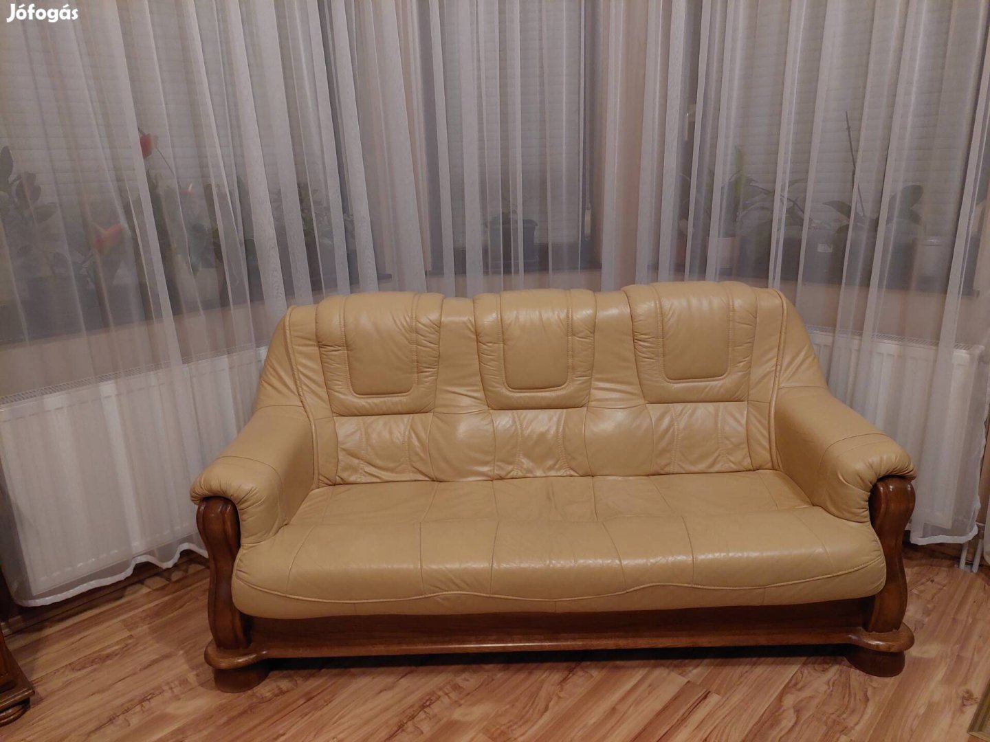 Beige ágyazható bőr kanapé