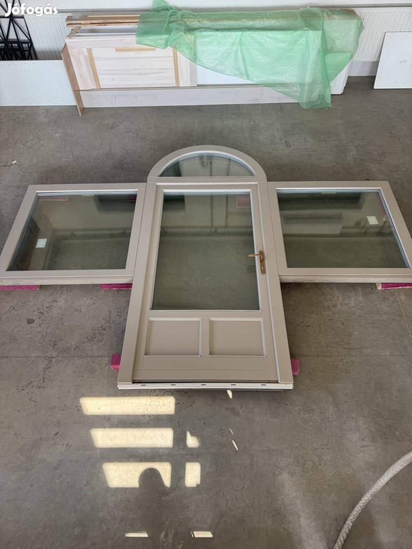 Bejárati ajtó fix üvegfal