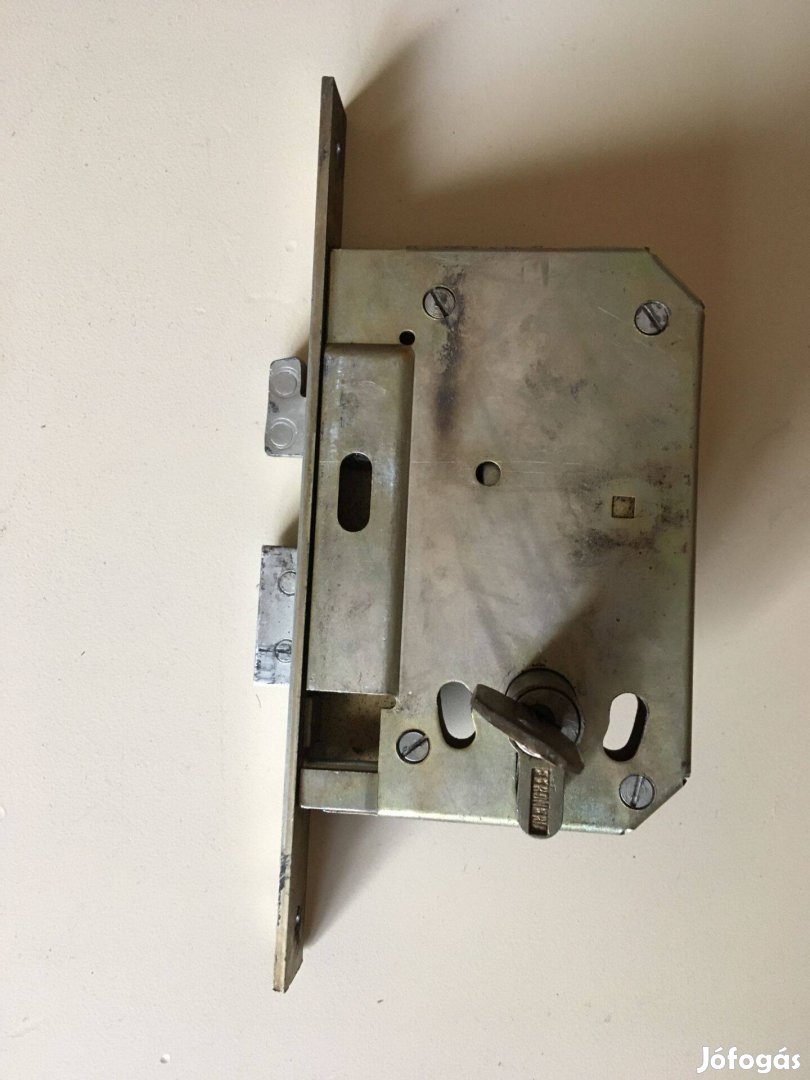 Bejárati ajtó zár, zárbetéttel