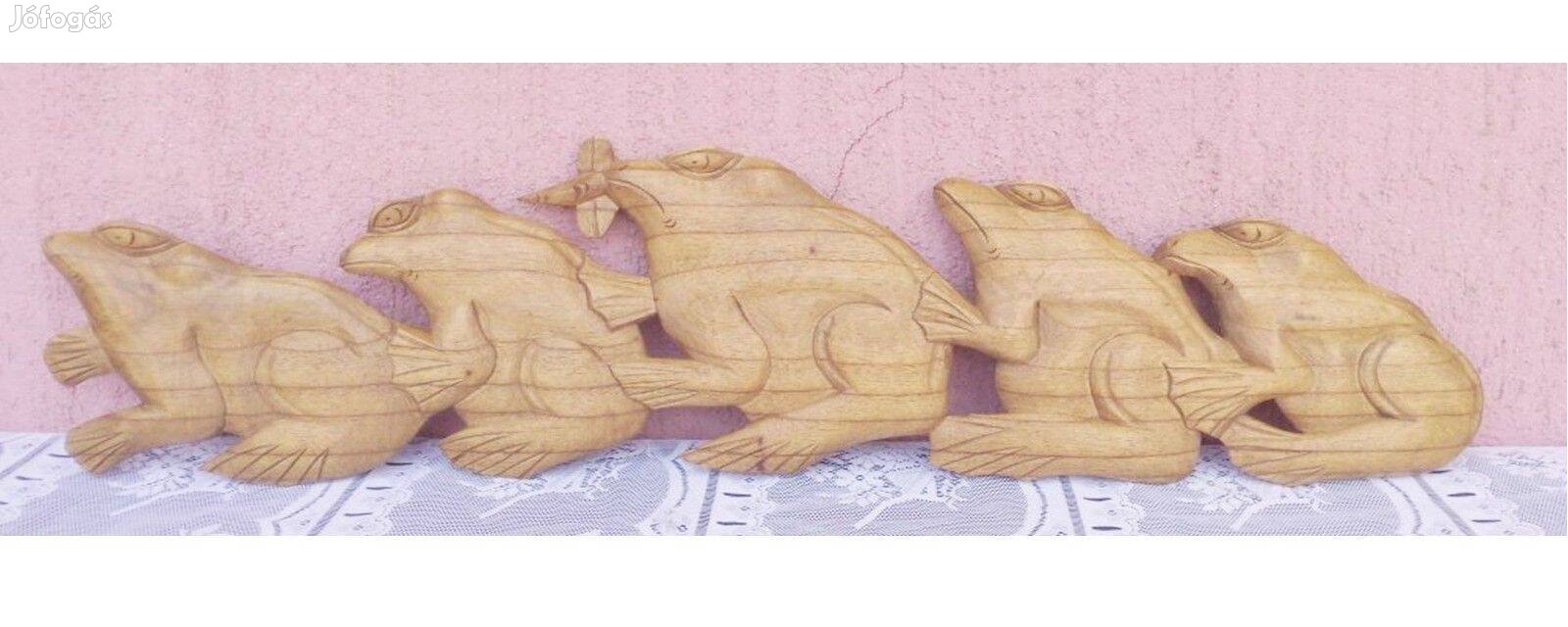 Békacsapat faragvány Indonéziából, egyedi kézműves munka.