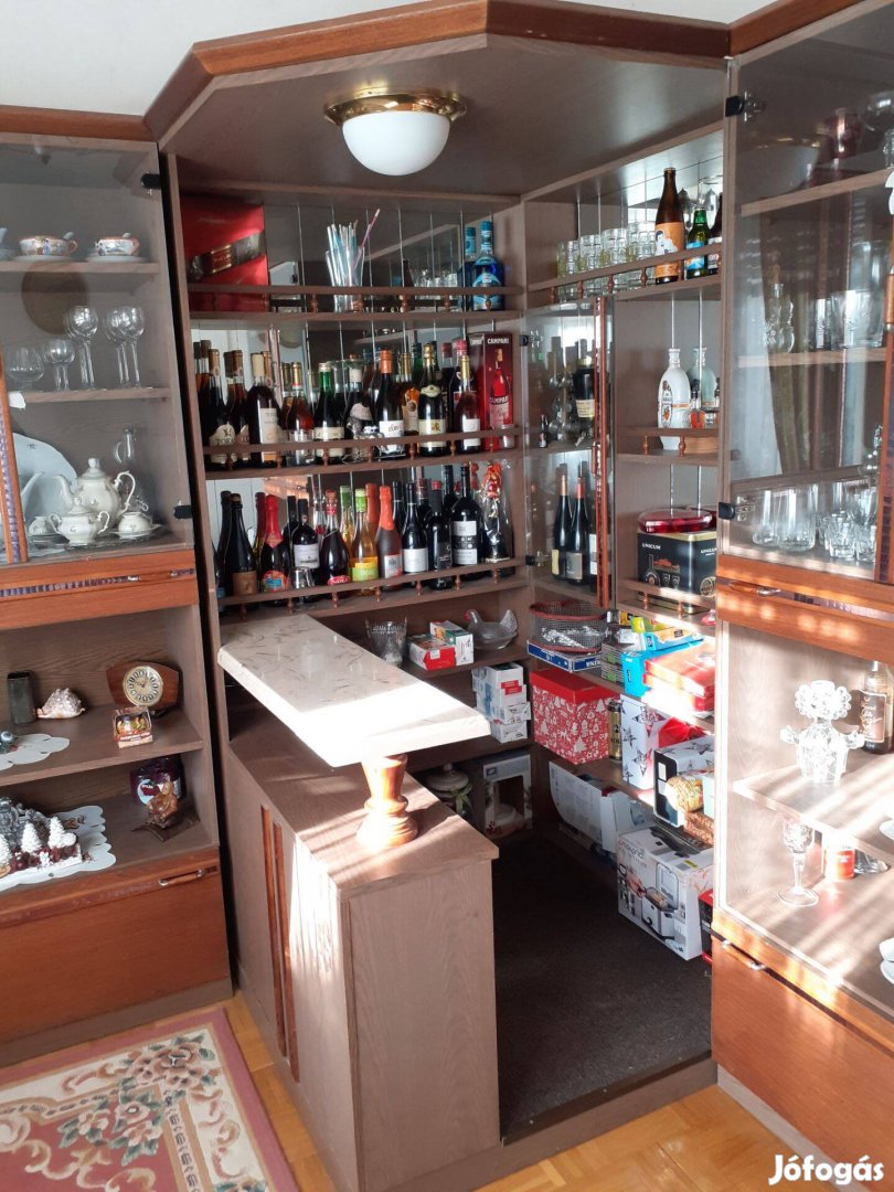 Békásmegyeren tükrös bársarok, 2 db 2 fiókos vitrinnel eladó