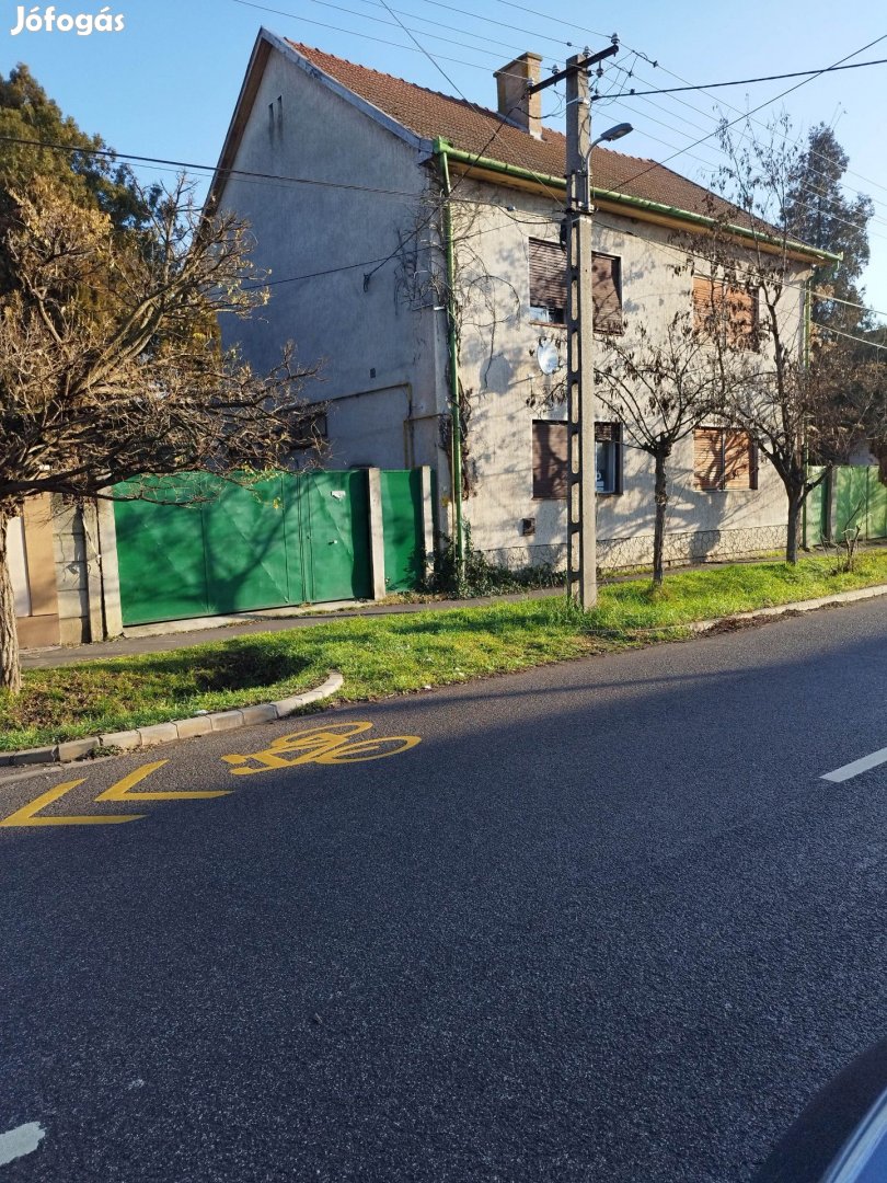 Békéscsaba belvárosában felújítandó családi ház eladó