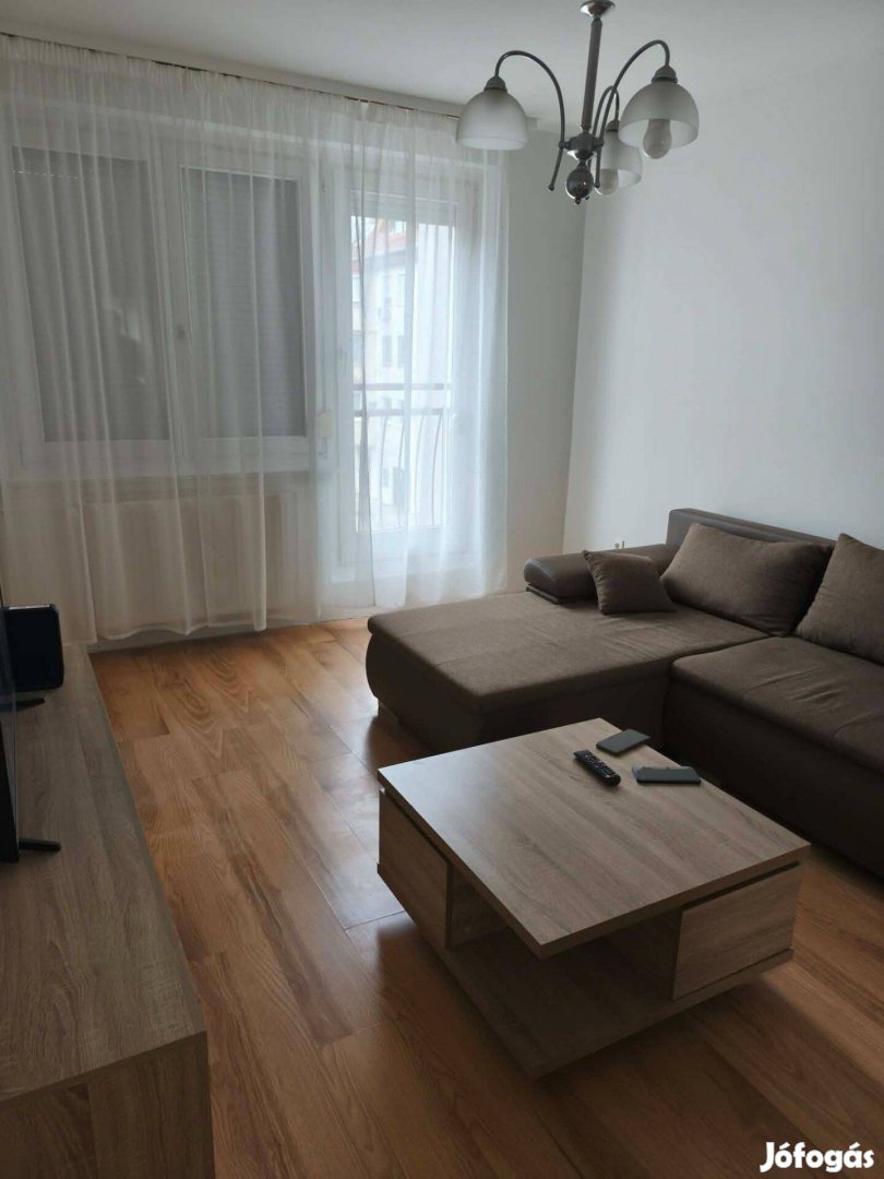 Békéscsaba központjában 2 emeleti 56 m2-es lakás