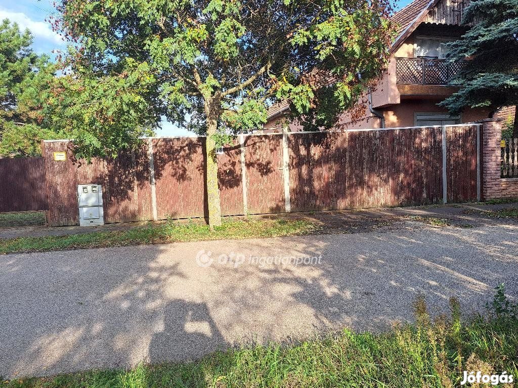 Békéscsabai eladó 881 nm-es telek