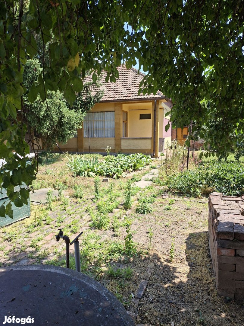 Békéscsabán a Szarvasi úton eladó 120 m2 családi ház.