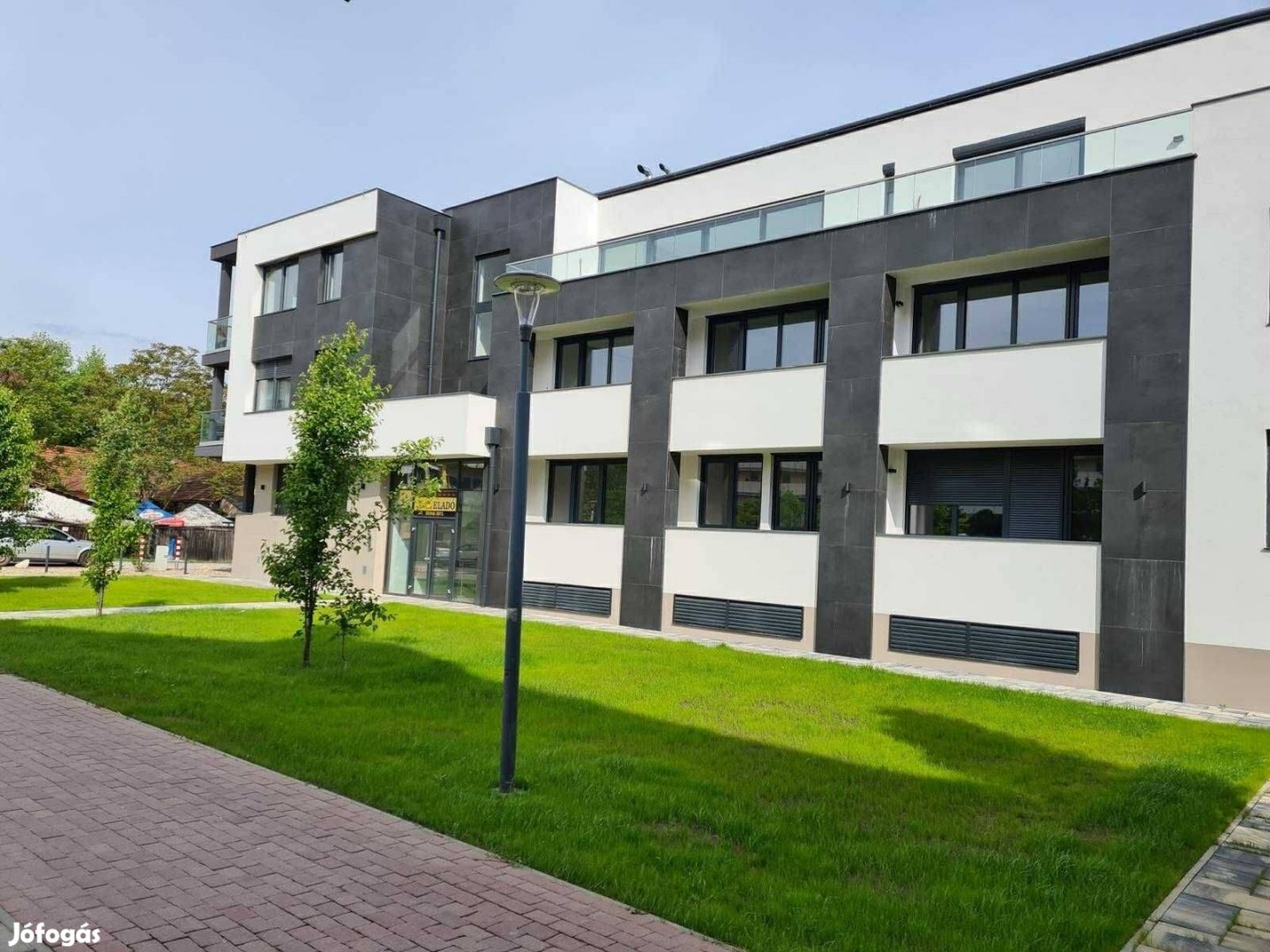 Békéscsabán belvárosban Presztízs lakóház mély garázs