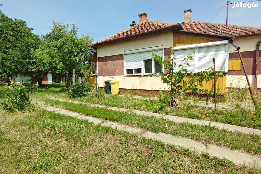 Békésen, Csabai út közelében 3szobás, felújítandó, téglafalú ház eladó