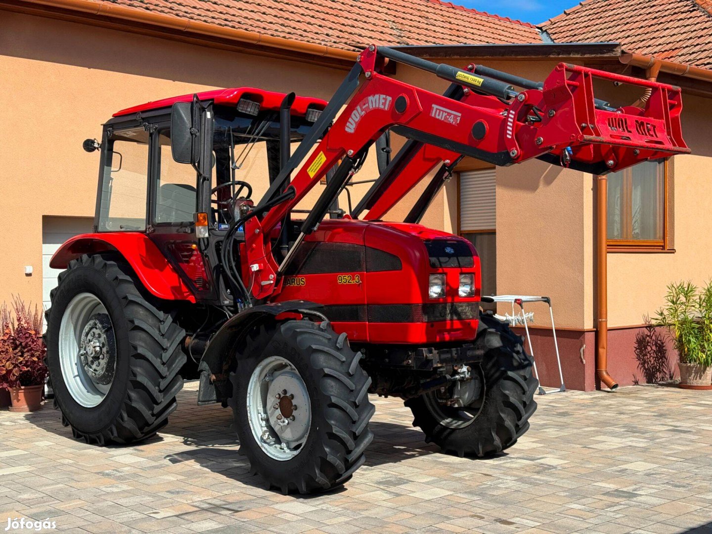 Belarus MTZ 952.3 traktor homlokrakodóval