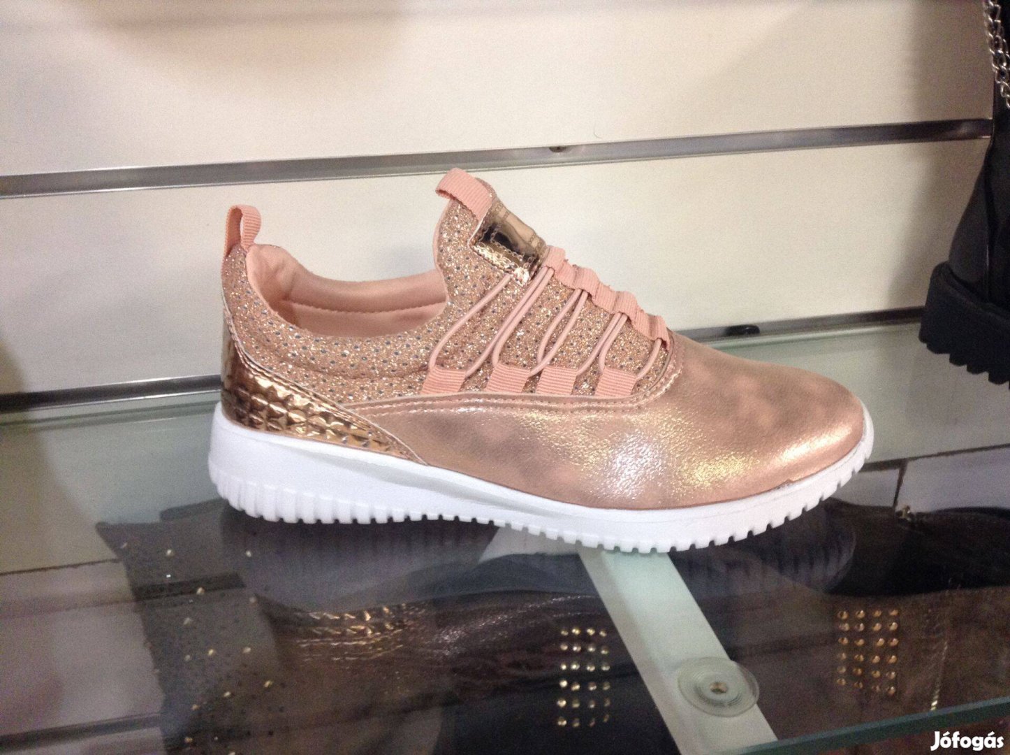 Belebújós női utcai cipő!3840