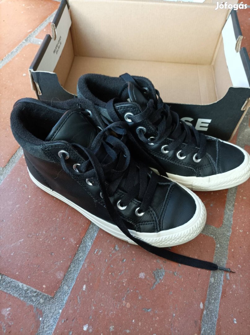 Bélelt Converse 34-es