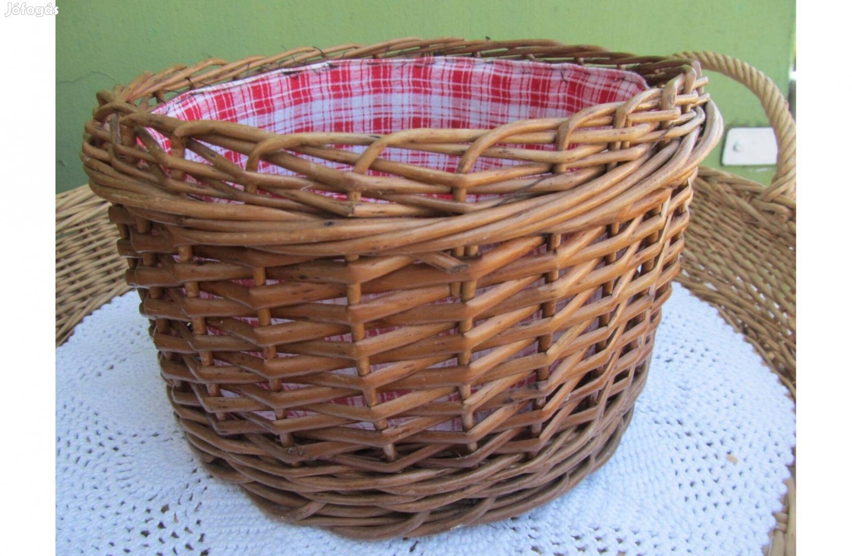 Bélelt natúr fonott kerek kosár