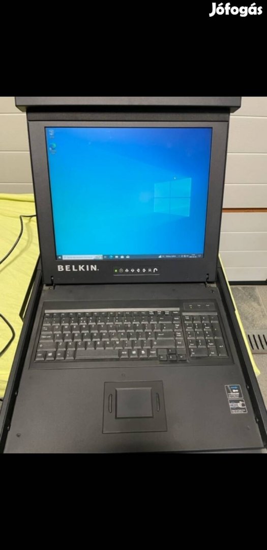 Belkin 17"-os LCD Rack Monitor 8 portos KVM-switchel