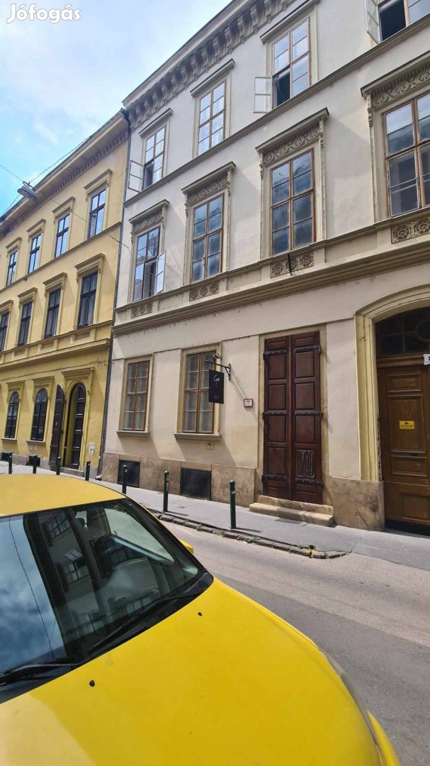 Belső-Terézvárosi teljesen felújított - világos lakás