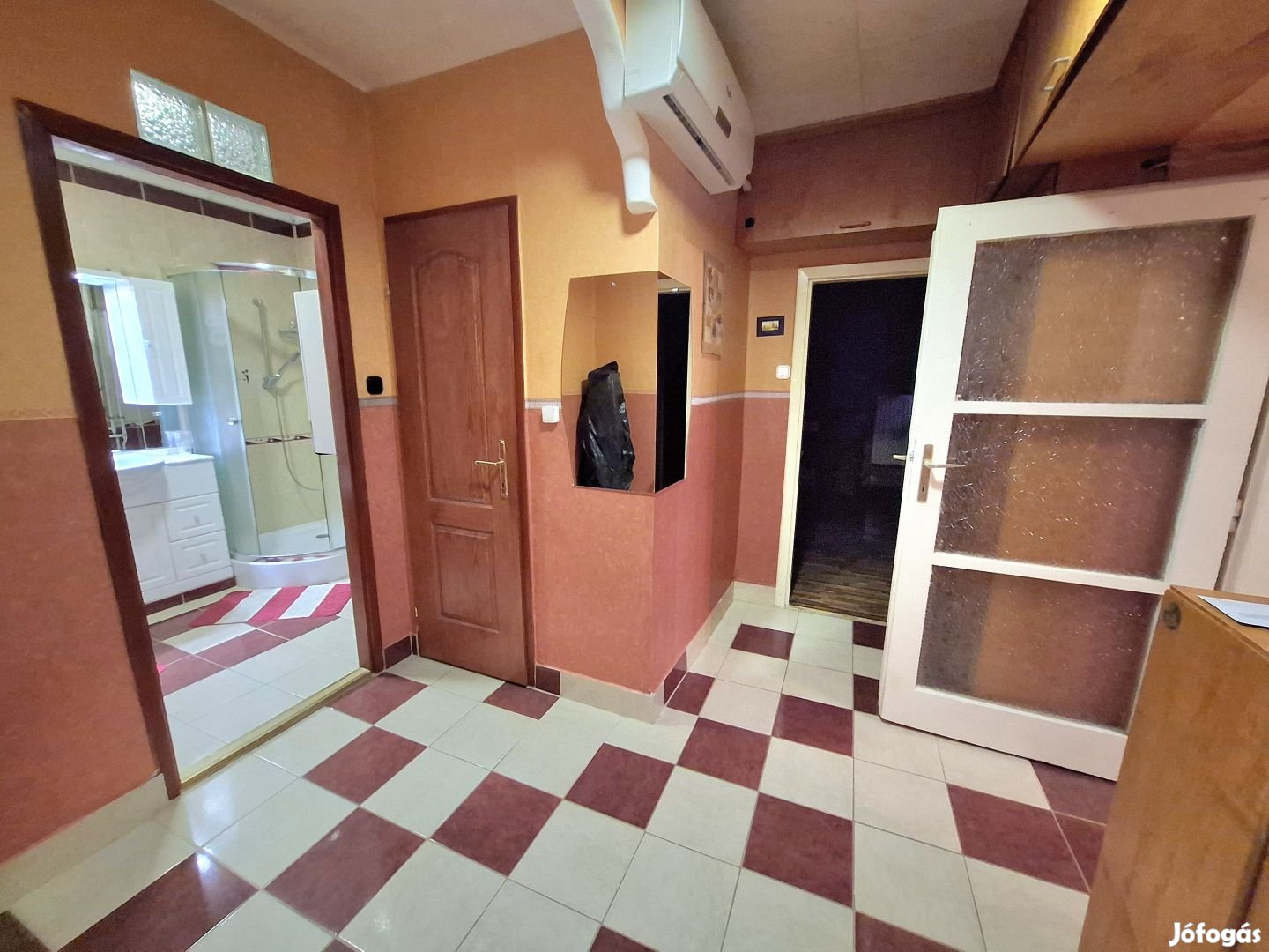 Belső kétszintes téglalakás a belvárosban