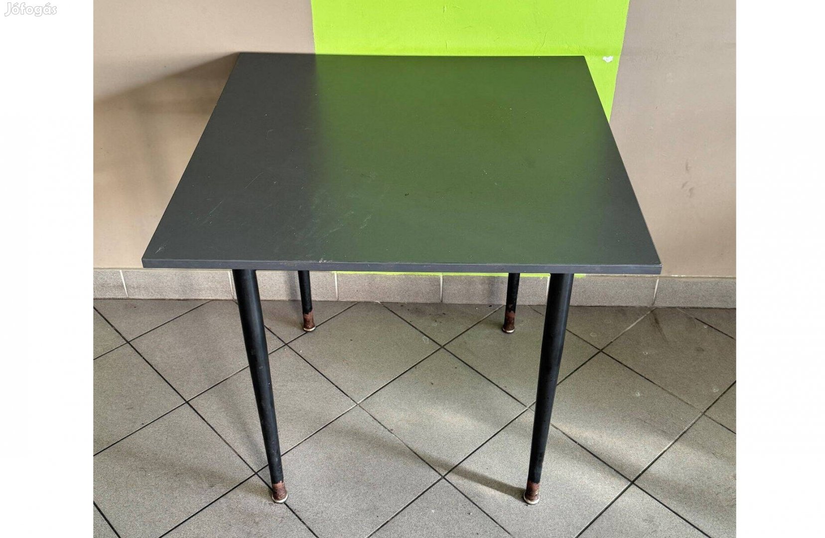 Beltéri fekete asztal